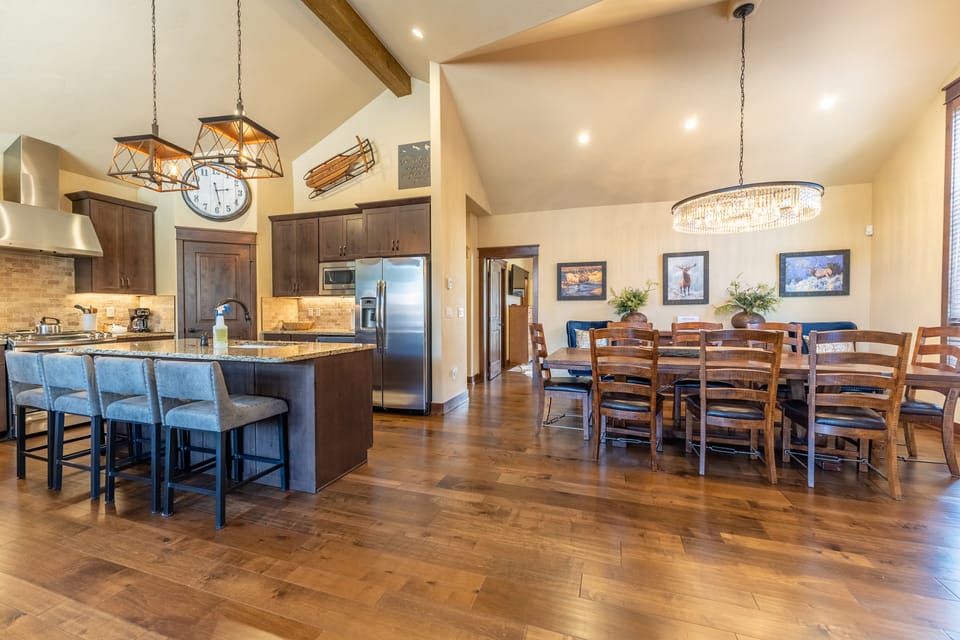 Open concept living area with vaulted ceilings.