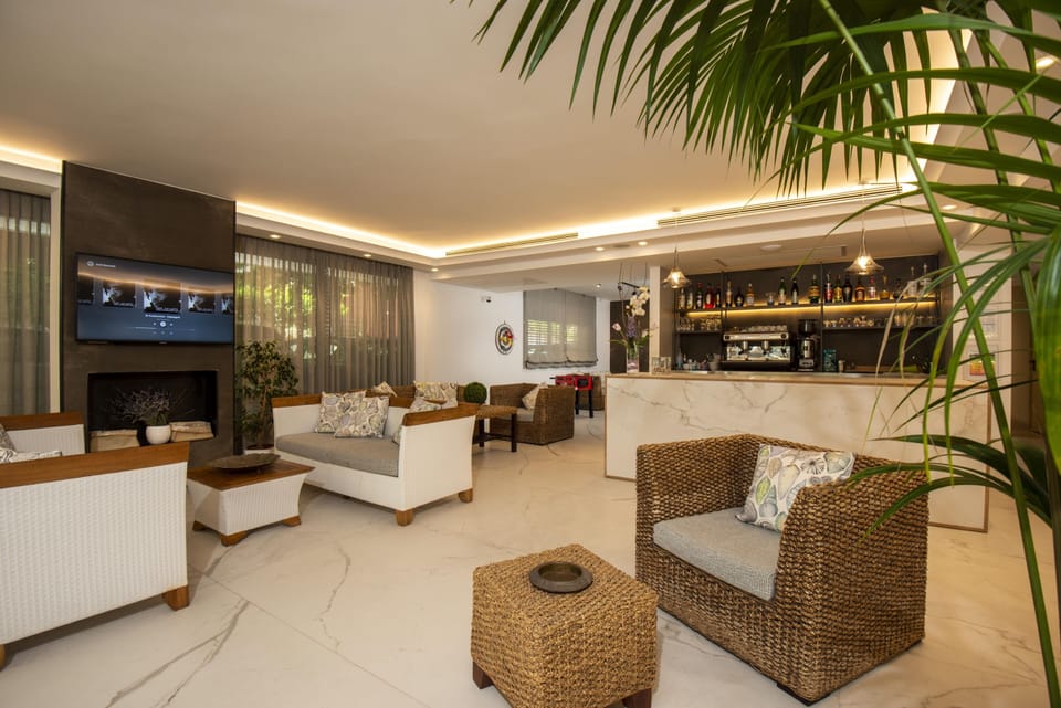 32-inch LCD TV with digital channels, TV