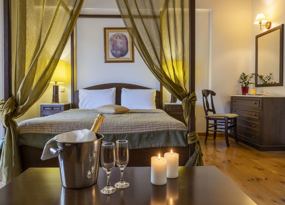 Mini Suite-Chalet | Down comforters, in-room safe, desk, soundproofing
