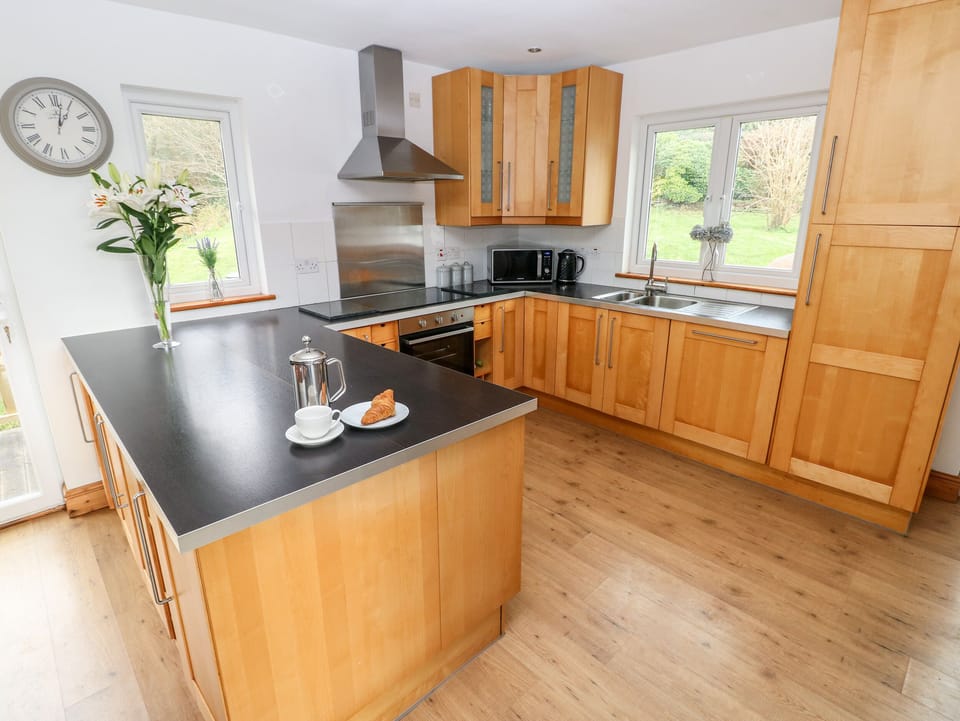 Cottage | Private kitchen | Fridge, dishwasher, cookware/dishes/utensils