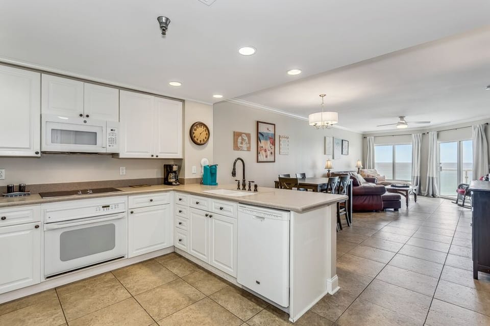 Emerald Isle Unit 707 - Dining Room/Living Room