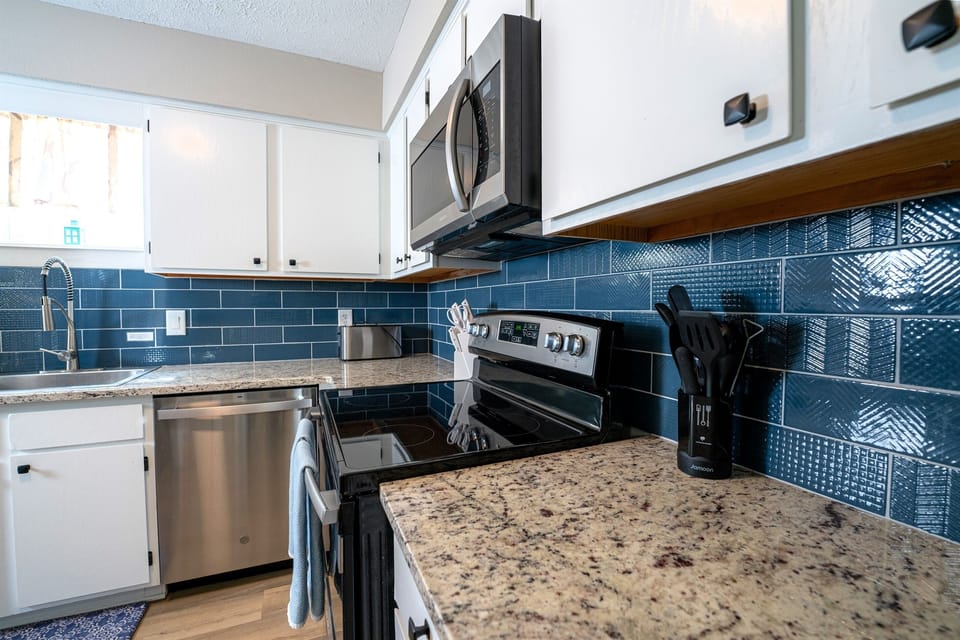 Full kitchen for preparing a home-cooked meal!