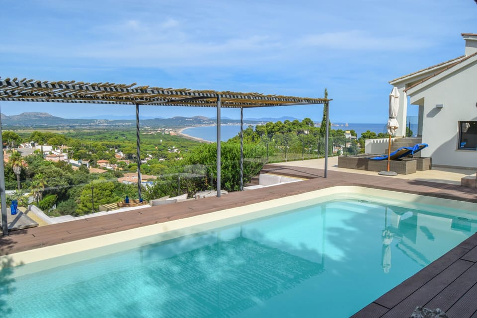 Pool with sea view
