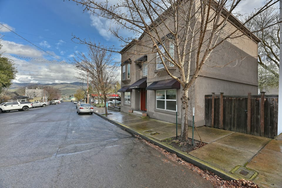 4Th Street w/Coffee Shop and Dining