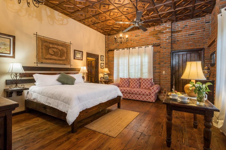 Luxury and comfortable with free coffee, expreso, beverages and snacks.