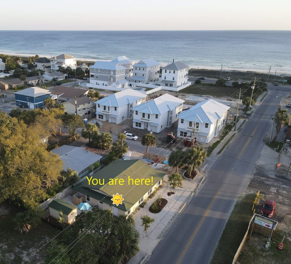 One block (2 minute walk) to the beach!