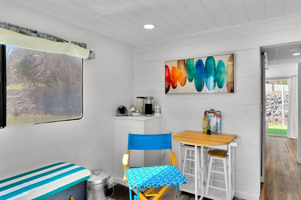 Dining and coffee station