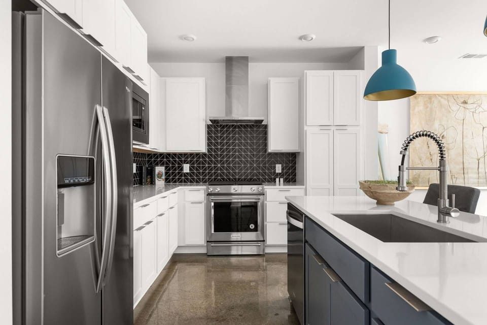 Modern Kitchen in Nashville Rental - Sleek Design & State-of-the-Art Appliances