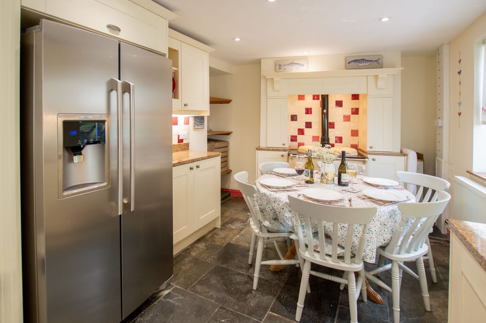 Gargoyle Cottage in St Agnes. Ground floor: Kitchen with dining table and seating for six