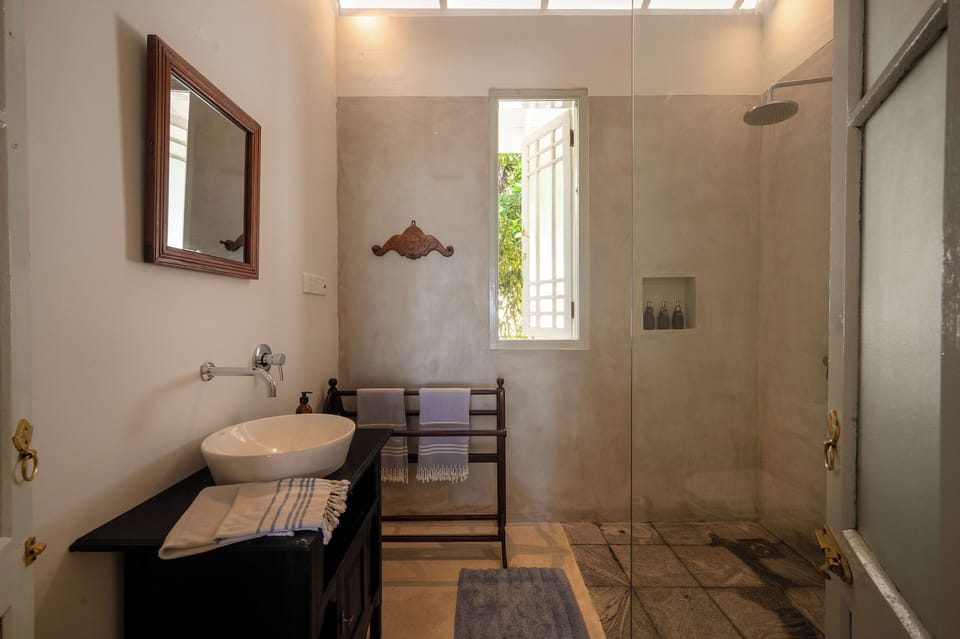 Shower, bidet, towels
