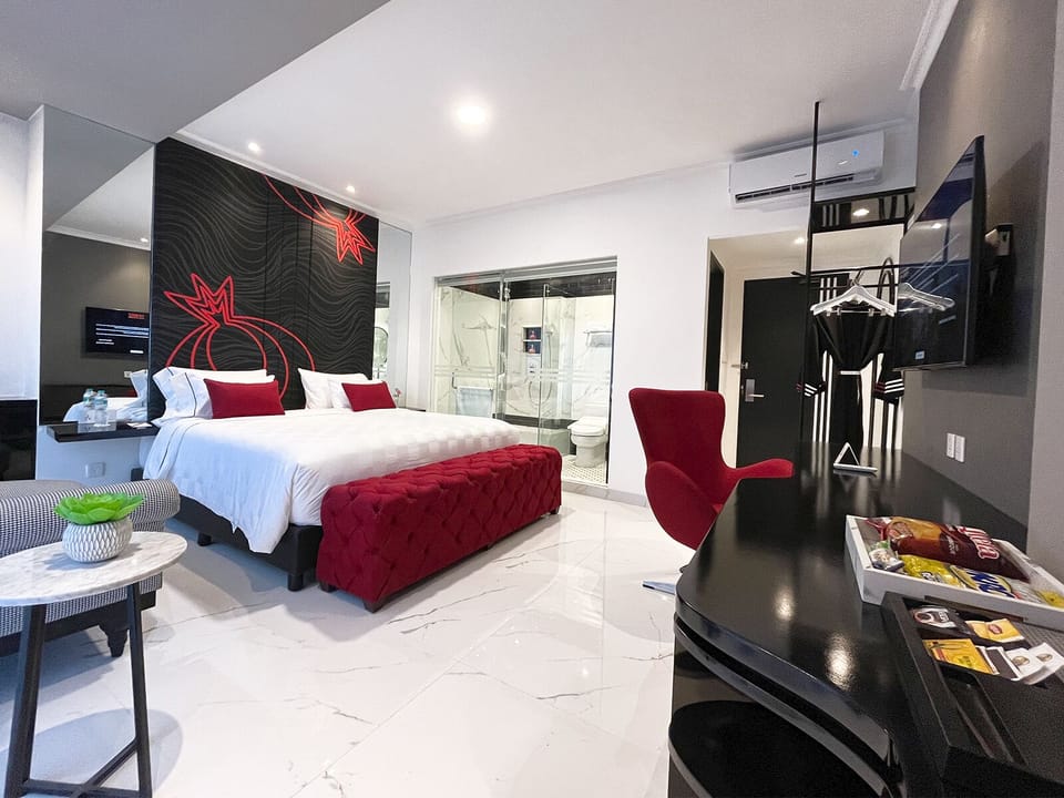 Premier Suite | Free minibar, desk, laptop workspace, free WiFi