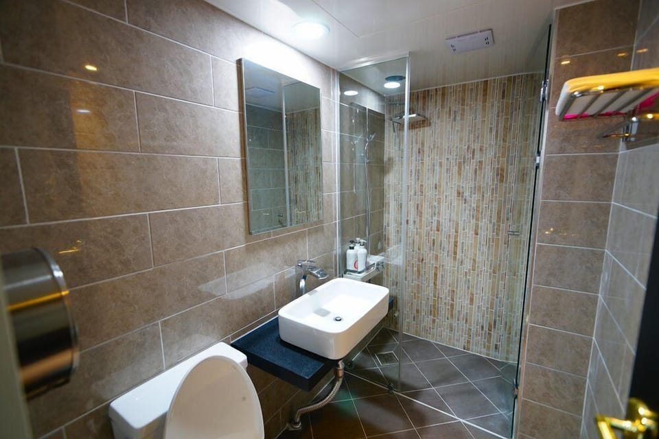 Standard Twin Room | Bathroom | Shower, free toiletries, hair dryer, slippers