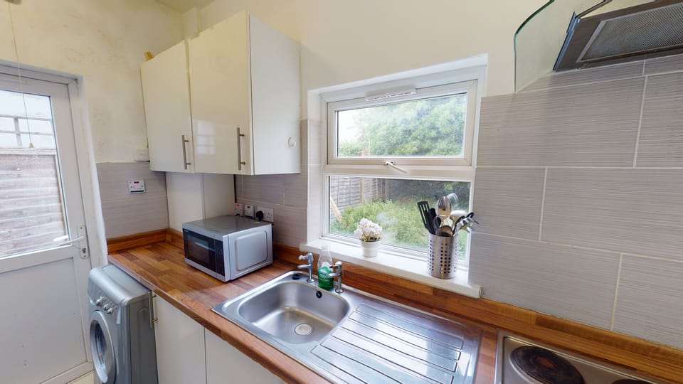 Apartment | Private kitchen | Full-size fridge, microwave, oven, electric kettle