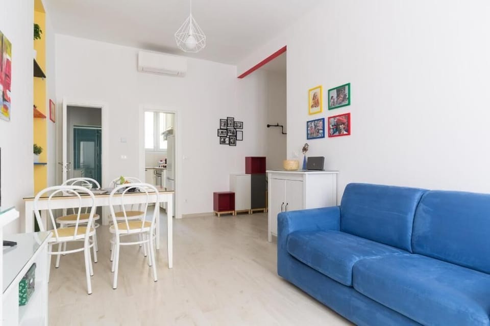 Apartment | Living room | Flat-screen TV