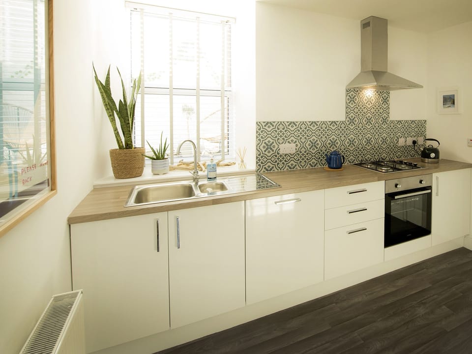 Cottage | Private kitchen | Fridge, dishwasher, cookware/dishes/utensils