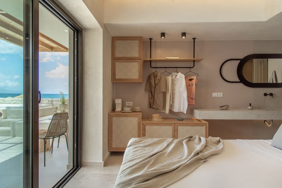 Luxury Studio, Hot Tub, Beach View | In-room safe, blackout drapes, free WiFi, bed sheets