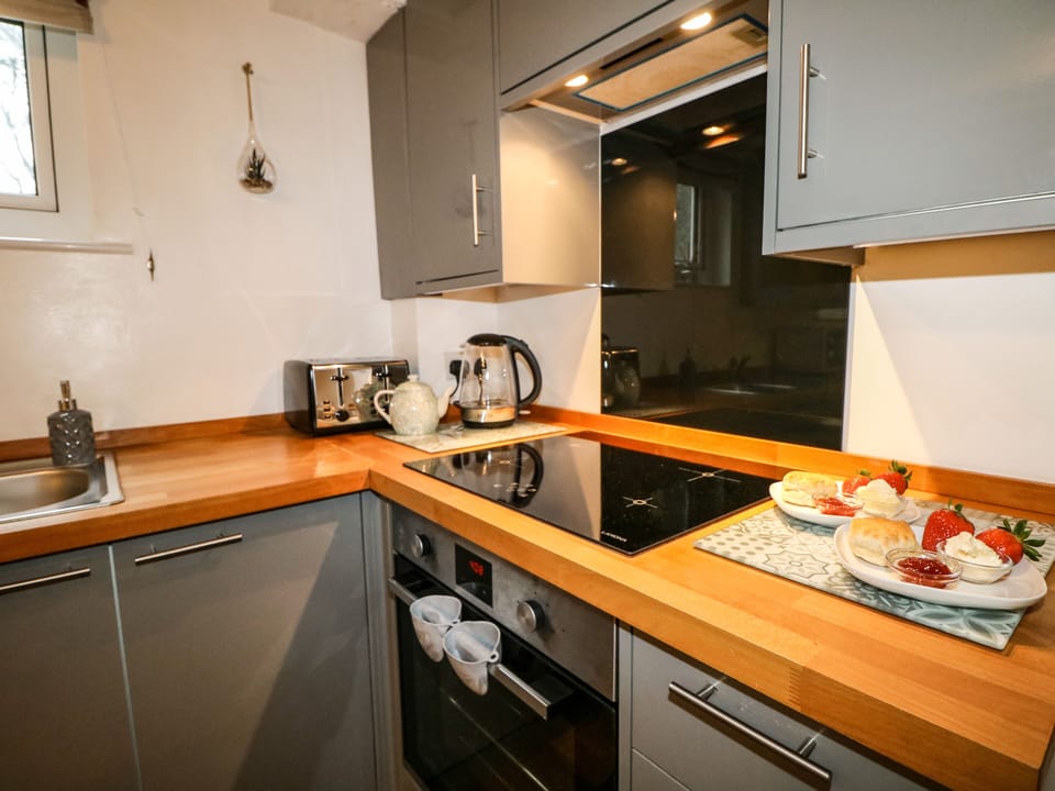 Cottage | Private kitchen | Fridge, dishwasher, electric kettle, toaster