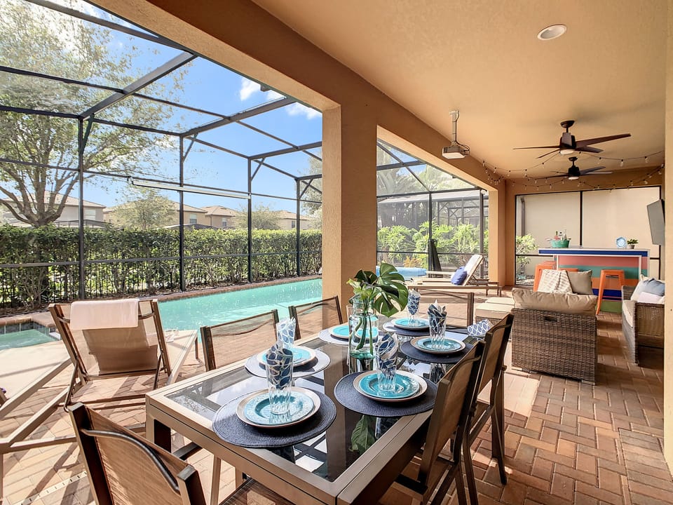 Private Heated Pool (heating is extra $)And Spa-Dining Table that Extends to Seat 8