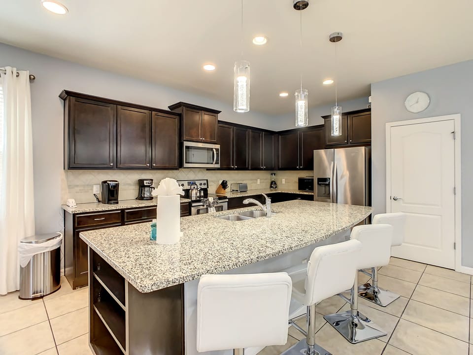 Breakfast Bar and Full Modern Kitchen