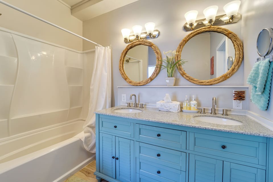 Full Bathroom | Towels Provided | Washer & Dryer