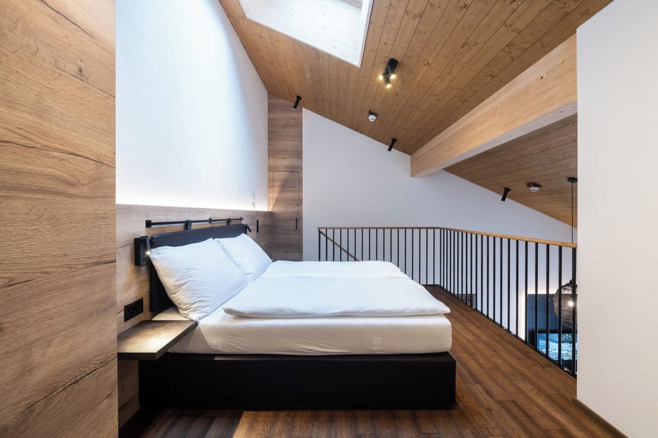 Panoramic Room, Balcony | Desk, WiFi (free), individually decorated, bed sheets