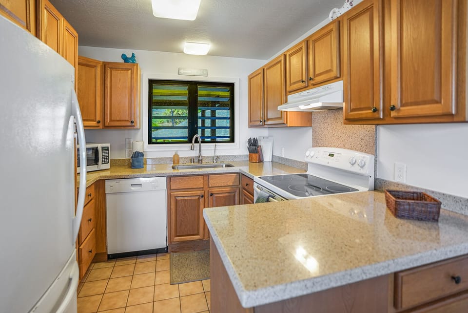 Full Kitchen with refrigerator, oven/stove, blender, coffee and