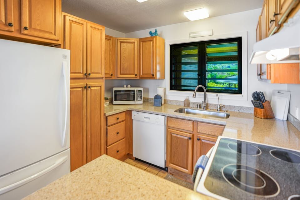Full Kitchen with refrigerator, oven/stove, blender, coffee make