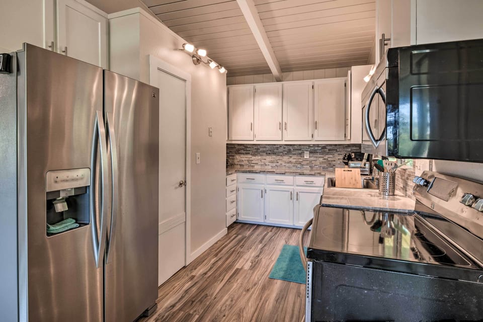 Kitchen | Fully Equipped w/ Cooking Basics