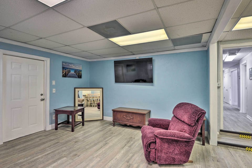 Living Room | Smart TV w/ Cable