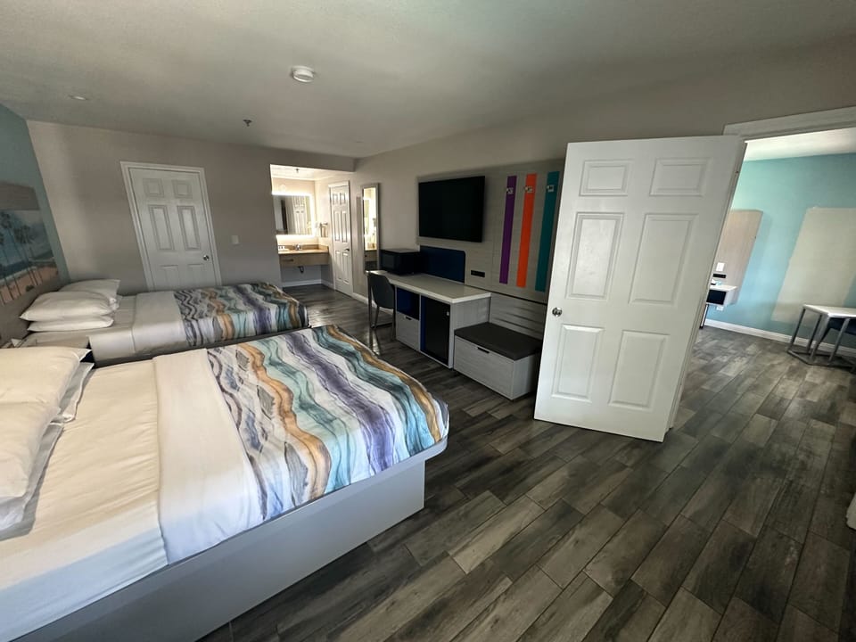 Family Suite | Bathroom | Free toiletries, hair dryer, towels