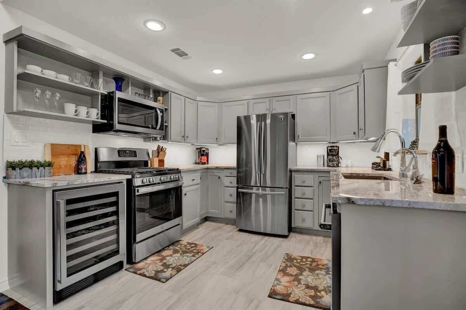 Prepare a gourmet meal in this "impress the chef" kitchen!