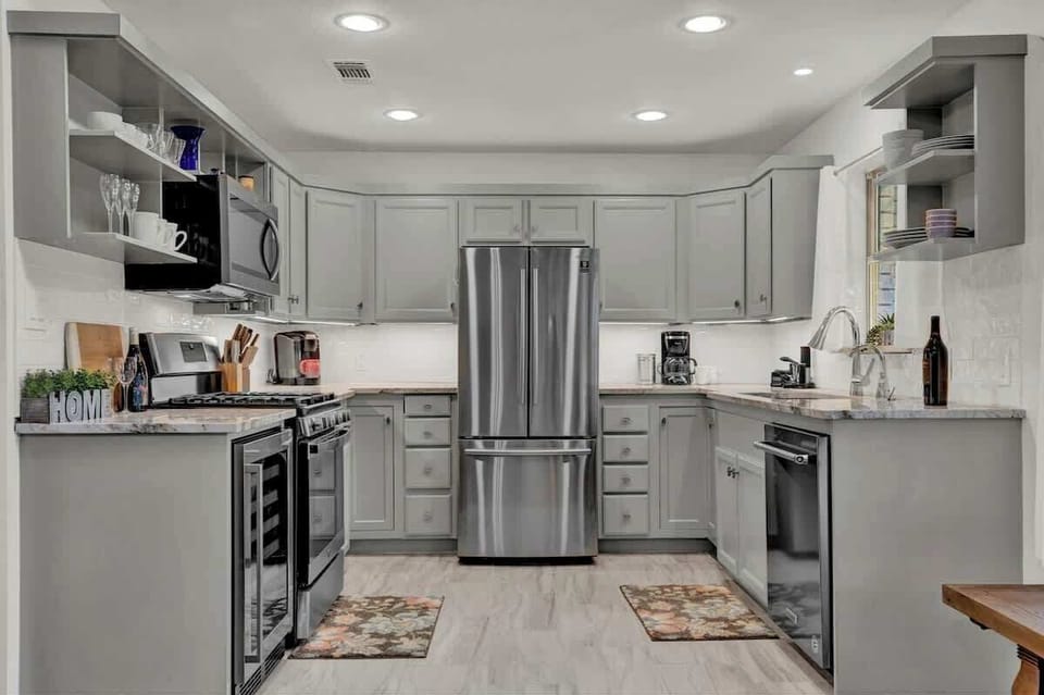 Prepare a gourmet meal in this "impress the chef" kitchen!
