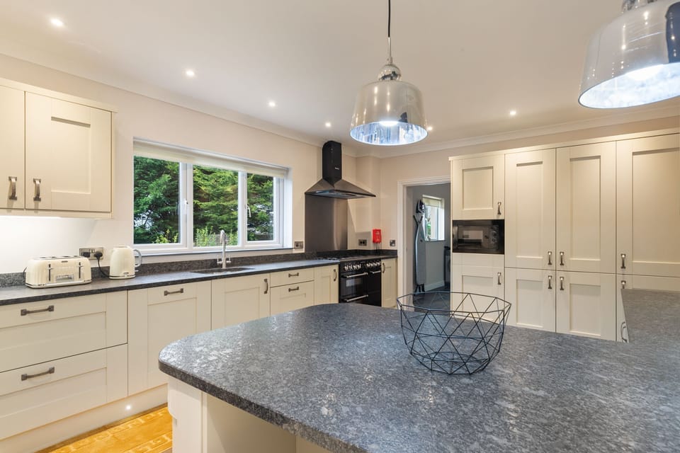 Large Luxury House, Log Burner, Central Location