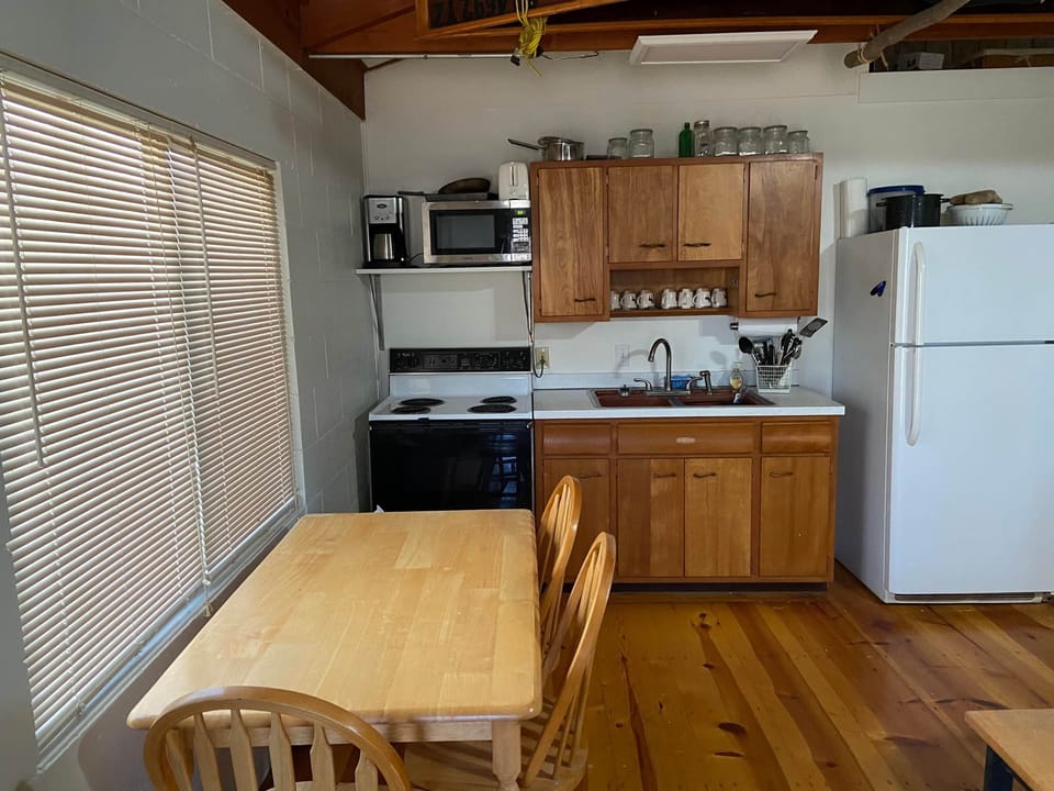 Cozy Cabin - open concept kitchen & dining area