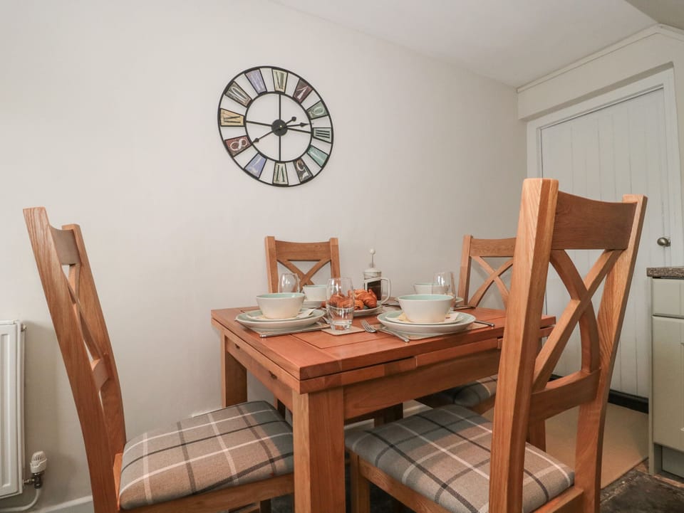 Cottage | Private kitchen | Fridge, microwave, electric kettle, toaster