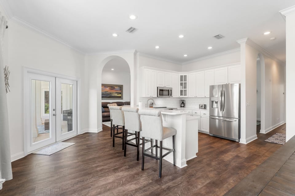 Large eat in kitchen w/ breakfast bar 