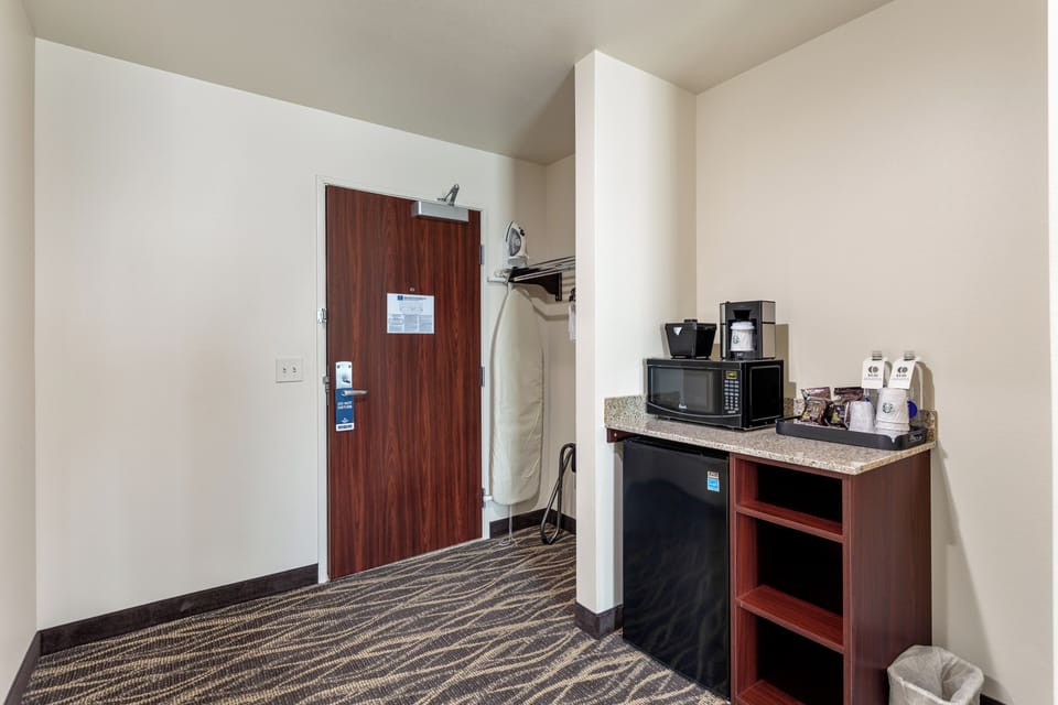 Room, 1 King Bed, Non Smoking (Guestroom) | Premium bedding, pillowtop beds, desk, laptop workspace