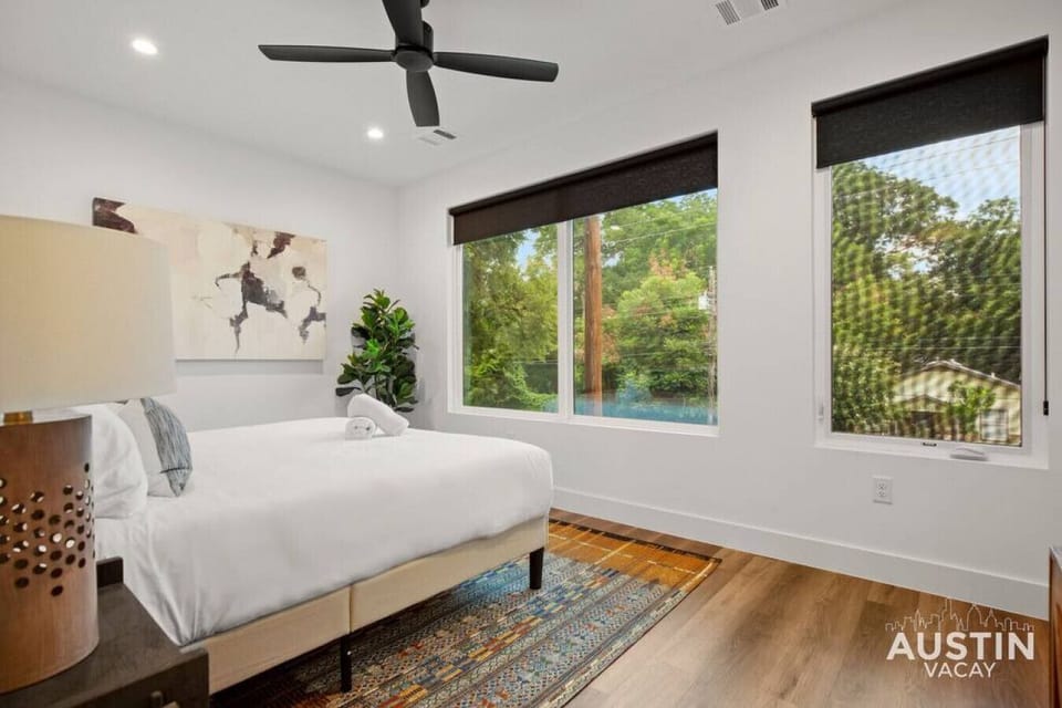 King bedroom with luxury hotel quality linens