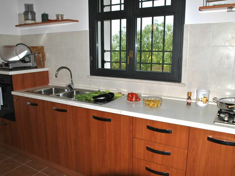 Kitchen Sink, Tap, Cabinetry, Window, Property, Sink, Countertop, White, Plumbing Fixture, Wood