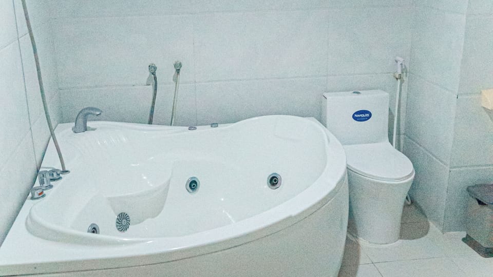 Superior Double Room, 1 Queen Bed, Sea View | Bathroom | Shower, hydromassage showerhead, free toiletries, hair dryer