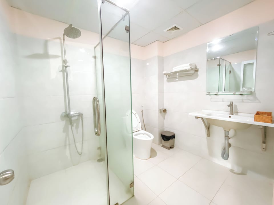 Standard Double Room, 1 Queen Bed, City View | Bathroom | Shower, hydromassage showerhead, free toiletries, hair dryer