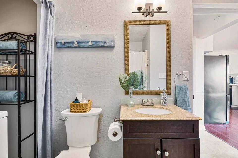 Main bathroom! Toss your beach towels in the washer/dryer to have them fresh for the next day!