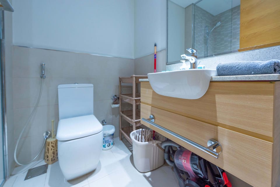 Studio | Bathroom | Hydromassage showerhead, towels