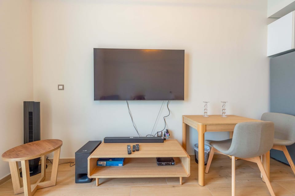 Studio | Living area | 44-inch LED TV with cable channels, TV