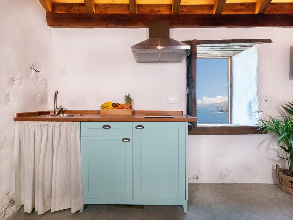 Exclusive House | Private kitchen | Full-size fridge, microwave, stovetop, coffee/tea maker