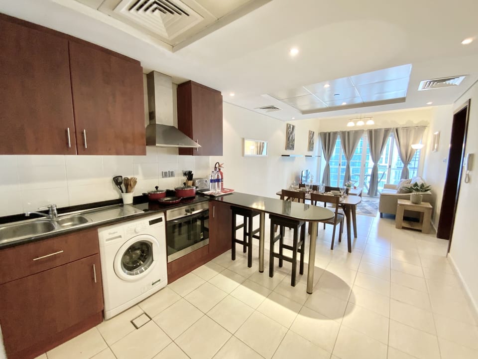 Full-size fridge, microwave, oven, stovetop