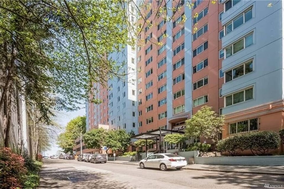 The Elektra is a sixteen story building known as one of the most fashionable places to stay because of its location, design and amenities. Located between Downtown, Capitol Hill and First Hill there is much to do within walking distance. 