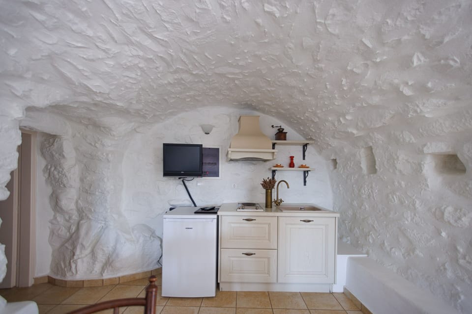 Royal House | Private kitchen | Fridge, stovetop, electric kettle, toaster