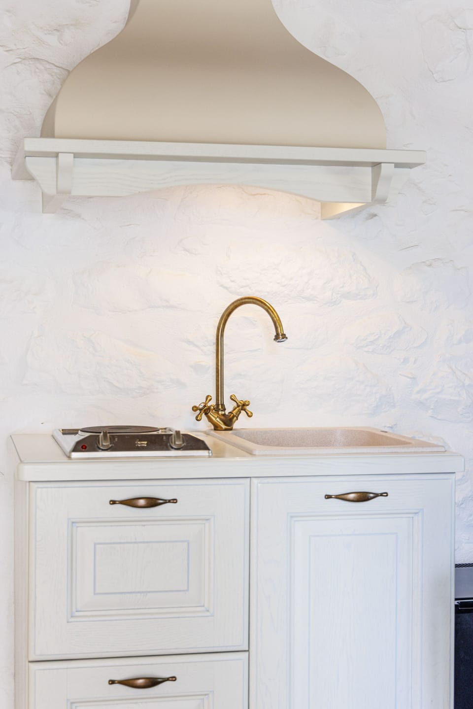 Romantic House | Private kitchen | Fridge, stovetop, electric kettle, toaster