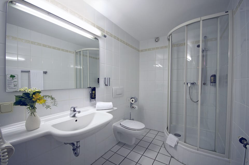 Superior Double Room | Bathroom | Hair dryer, towels, soap, shampoo